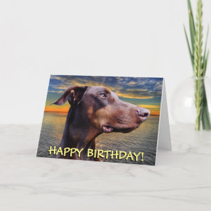 Carte d'anniversaire rouge mignonne de dobermann