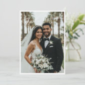 Carte d'annonce de mariage écriture Just Married (Debout devant)