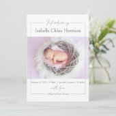 Carte d'annonce de naissance de bébé fille à l'écr (Debout devant)