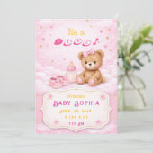 Carte d'annonce de naissance de bébé fille avec un (Debout devant)