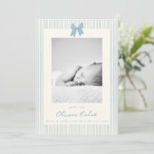 Carte d'annonce de naissance de bébé garçon rayée (Debout devant)