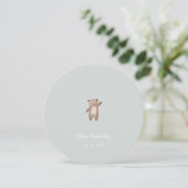 Carte d'annonce de naissance de bébé ours mignon. (Debout devant)