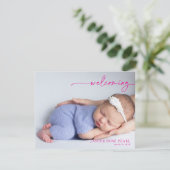 Carte d'annonce de naissance de bébé rose calligra (Debout devant)