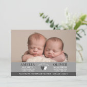 Carte d'annonce de naissance de jumeaux / carte de (Debout devant)