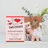 carte d'annonce de naissance Saint-Valentin cœurs (Debout devant)