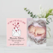 Carte d'annonce de naissance Saint-Valentin envelo (Debout devant)