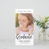 Carte d'annonce de photo de remise de diplôme fièr (Debout devant)