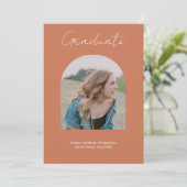 Carte d'annonce de remise de diplôme avec arche en (Debout devant)