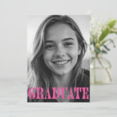 Carte d'annonce de remise de diplôme moderne rose (Debout devant)