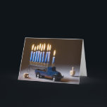 Carte de Chanukah du Camion bleu Menorah<br><div class="desc">Envoyez des salutations à Chanukah avec une Menorah sur un camion bleu avec des dreidels.</div>