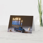 Carte de Chanukah du Camion bleu Menorah<br><div class="desc">Envoyez des salutations à Chanukah avec une Menorah sur un camion bleu avec des dreidels.</div>