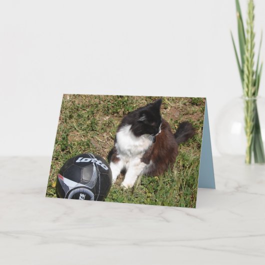 Carte de chats noirs mignons jouant au football en (Devant)