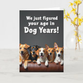 Carte de chiot joueur sur canapé (Fleur jaune)