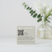 Carte de code QR Retro Green Sage moderne RSVP (Debout devant)