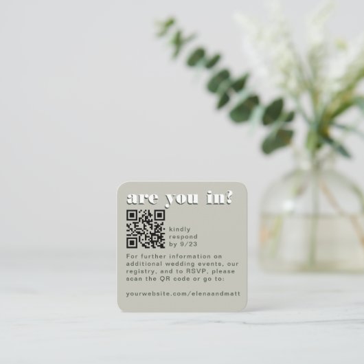 Carte de code QR Retro Green Sage moderne RSVP (Debout devant)