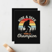 Carte De Correspondance Champion du Monde de Cache-Cache de Bigfoot (Devant/Arrière en situation)
