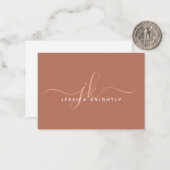 Carte De Correspondance Élégant Script Monogramme Initiales Nom Terracotta (Devant/Arrière en situation)