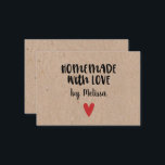 Carte De Correspondance Entreprise de petite taille Kraft fait maison avec<br><div class="desc">Une carte de note personnalisée "fait maison avec amour" sur un fond de couleur kraft. Rendez-la vôtre en ajoutant votre propre nom. Une jolie touche finale pour tous vos cadeaux faits maison. Le dos est vierge pour écrire un petit mot. Idéal pour une petite entreprise. Conçu pour vous par Blackberry...</div>