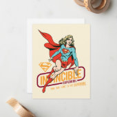 Carte De Correspondance Graphique rétro-invincible Supergirl (Devant/Arrière en situation)