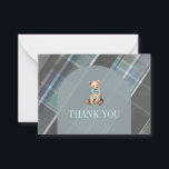 Carte De Correspondance Merci de Baby shower d'ours en peluche gris et ble<br><div class="desc">Bienvenue à votre petite avec un charme intemporel. Cette carte de remerciement baby shower présente un ours en peluche doux avec un ruban bleu, encadré dans un style arc classique. L'arrière - plan présente un gris foncé traditionnel, avec de subtiles touches de bleu ardoise et de vert pour une touche...</div>