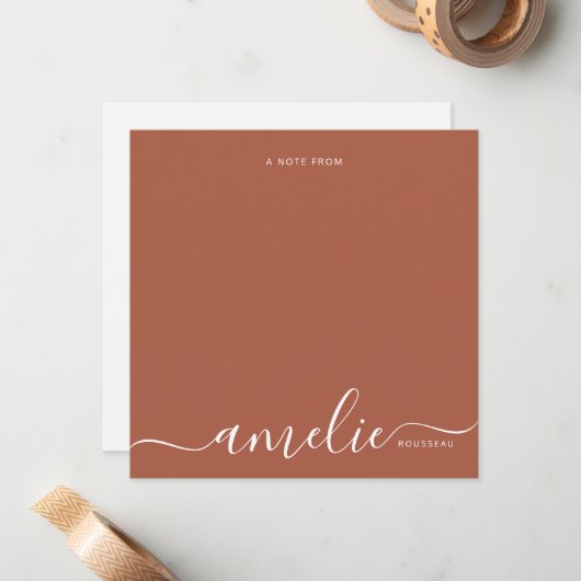 Carte De Correspondance Moderne Script Calligraphie Monogramme Terracotta (Devant/Arrière en situation)