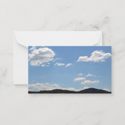 Carte De Correspondance Paysage avec collines vertes, arbres et nuages (Devant)