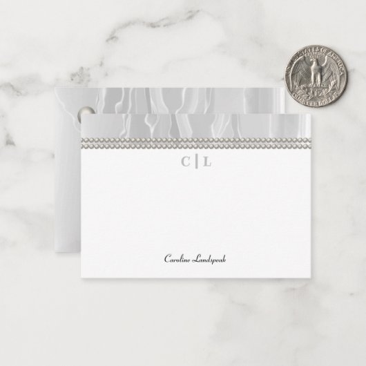 Carte De Correspondance Perles de soie blanche élégantes avec initiales mo (Devant/Arrière en situation)