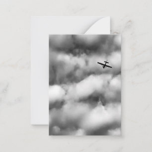 Carte De Correspondance Petit avion volant dans un ciel nuageux Photo