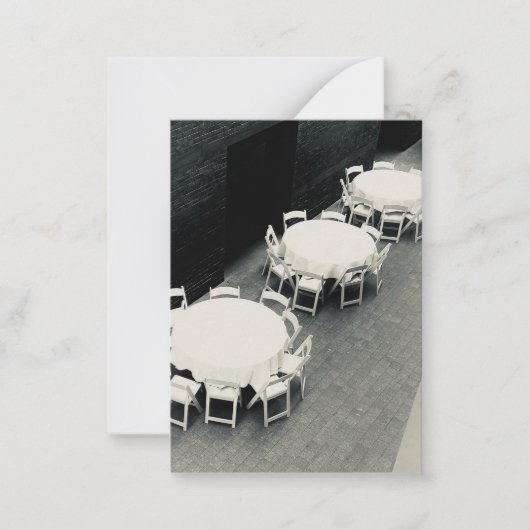 Carte De Correspondance Photo de chaises et tables blanches (Devant)
