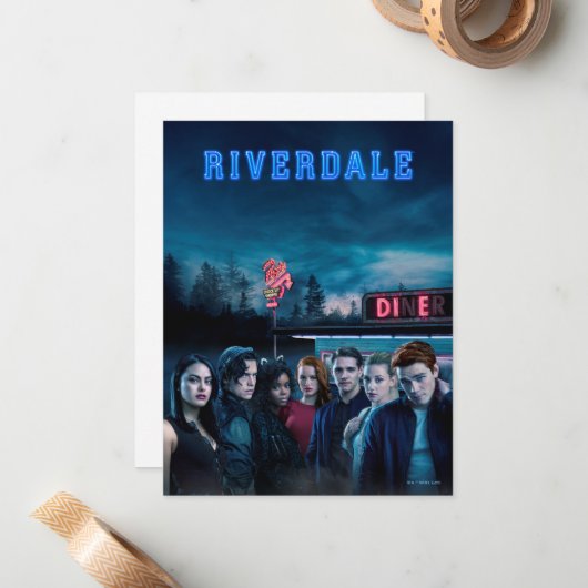 Carte De Correspondance Poster de Riverdale Outside Pop's Diner (Devant/Arrière en situation)
