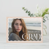 Carte de déclaration de remise de diplôme tendance (Debout devant)