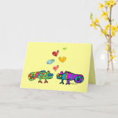 Carte de deux caméléons de dessin animé amoureux (Fleur jaune)