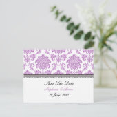 Carte de faire-part de mariage en damas violet (Debout devant)