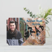 Carte de faire-part de remise de diplôme avec mur  (Debout devant)