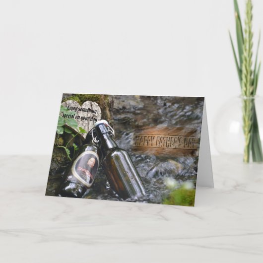 Carte de fête des pères avec bouteilles de bière d (Devant)