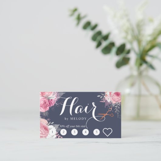 Carte De Fidélité Elégant rose en cuivre ciseaux en or coiffeuse (Debout devant)