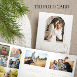 Carte De Fin D'année Trois Volets Joyeux Noël multi photo famille année en revue<br><div class="desc">Design moderne Joyeux Noël faux or classique script de calligraphie année en revue 8 photo collage galerie blanche carte de vacances avec votre texte personnalisé.</div>