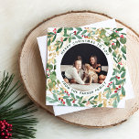 Carte De Fin D'année Trois Volets Vert doré blanc | Noël photo multiple<br><div class="desc">La couverture de cette magnifique carte de vacances tri-pliée multi-photo présente une luxuriante et festive couronne de feuilles d'or, de verdure de Noël et de baies saintes rouges sur un arrière - plan blanc moderne. Votre photo personnelle de famille va au centre avec un accueil "Joyeux Noël" et vos noms....</div>