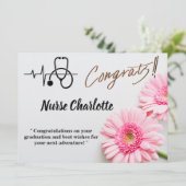Carte de graduation moderne Rose Daisy Floral Nurs (Debout devant)