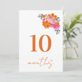 Carte de jalon de bébé rose et orange de 10 mois (Debout devant)