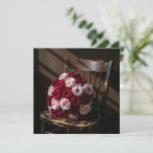 Carte De jolies roses sur une chaise rustique (Debout devant)