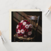 Carte De jolies roses sur une chaise rustique (Devant/Arrière en situation)