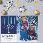 Carte de la famille Hanoukka Photo Blue Menorah<br><div class="desc">Cette jolie carte Happy Hanoukka branchée présente une belle menorah sur un arrière - plan bleu. Cette belle carte de vacances en photo juive présente votre propre photo à côté de votre nom de famille.</div>