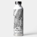 Carte de la ville de New York Bouteille d'eau<br><div class="desc">Une bouteille d'eau personnalisée amusante avec une carte de la ville de New York City, et son agencement unique. Devant cela se trouve le nom de la ville, de l'état, de la latitude et de la longitude. Vous pouvez utiliser une recherche Google rapide pour trouver les numéros corrects à coller...</div>