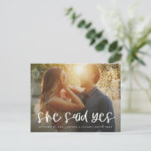 Carte de lettre Elle a dit oui Enregistrer la date (Debout devant)