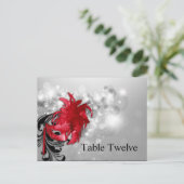 Carte de lieu écrite rouge sur Masquerade argent (Debout devant)