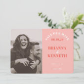 Carte de mariage moderne rose pour annoncer la dat (Debout devant)