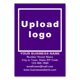 Carte de marque commerciale sur table violette