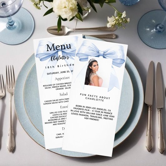 Carte de menu d'anniversaire avec ruban bleu