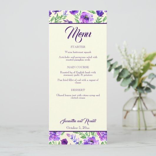 Carte de menu de mariage aux fleurs violettes et v (Debout devant)